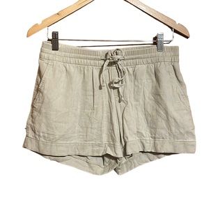 H/P🎉🥳 9/2 LONG WEEKEND FITS POSH PARTY •OLD NAVY•KHAKI SHORTS SIZE SMALL